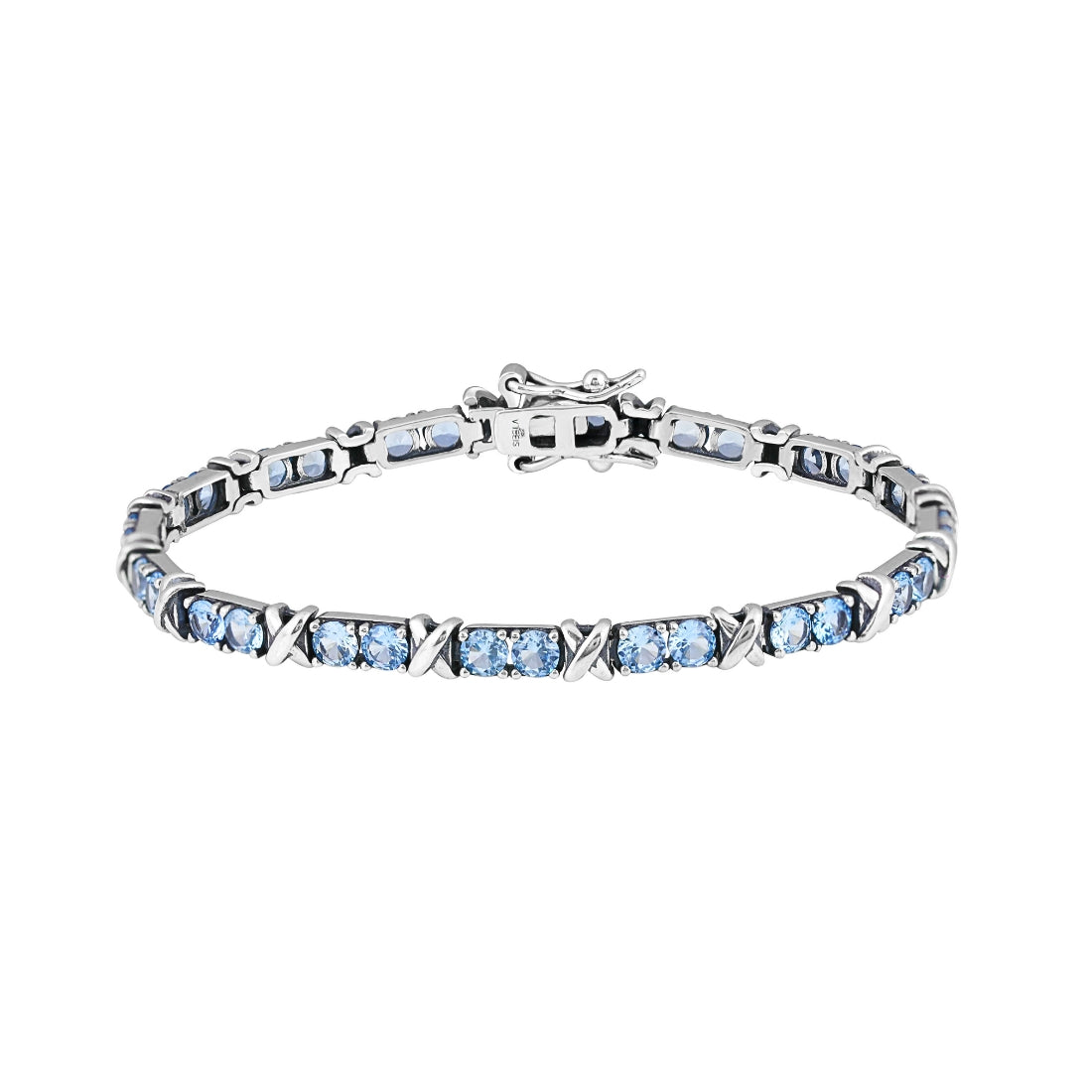 La Pulsera Noctis es una declaración de elegancia en la oscuridad. Con un acabado en negro y piedras azules, esta joya evoca la intriga y la belleza cautivadora de la noche estrellada. Pulsera realizada en plata de primera ley 925 milésimas, acabada con un baño de rodio en negro, proporcionando un acabado elegante y sutil. Engasta piedras de 3 milímetros en tono azul agua marina.
