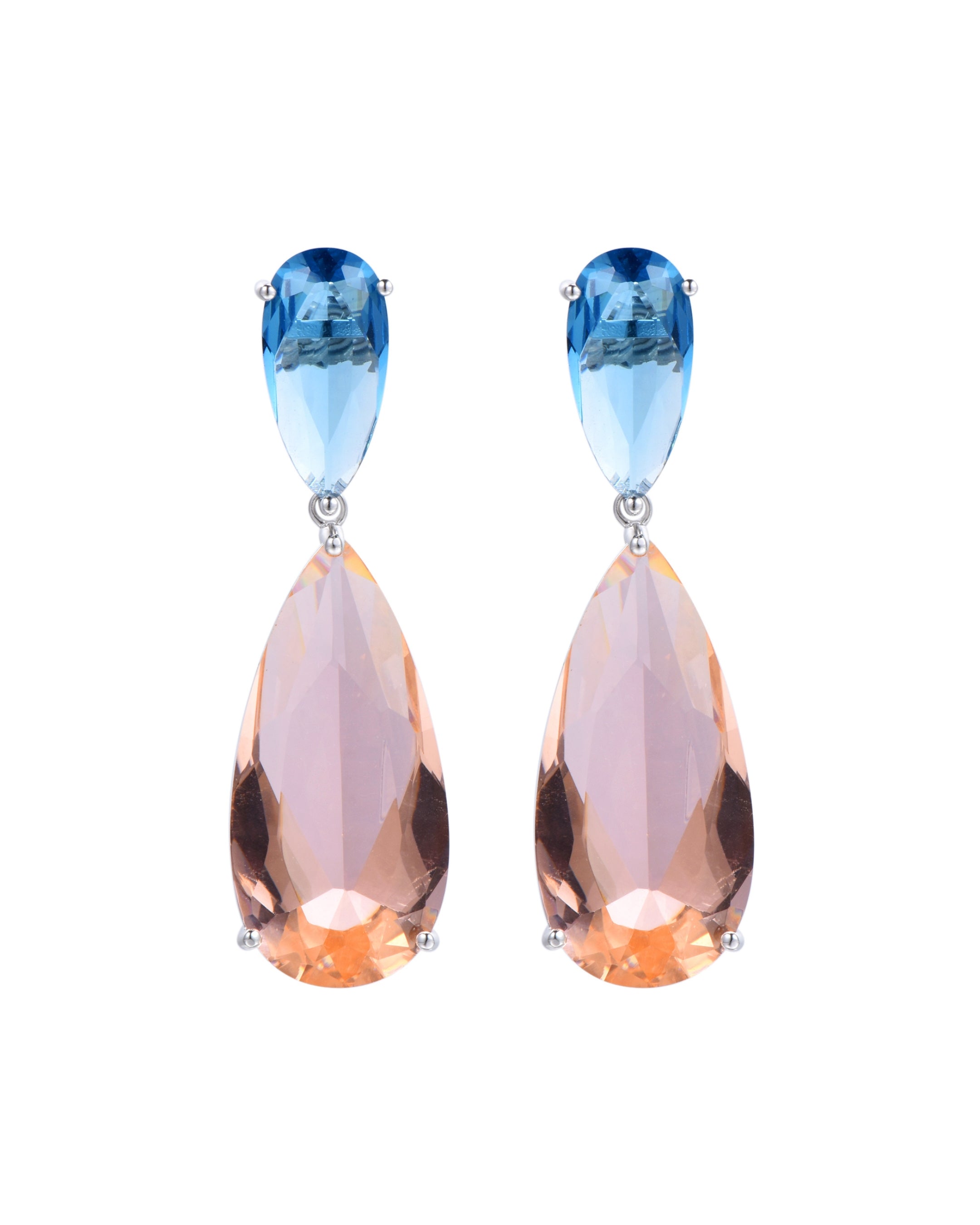 pendientes Juliette, Reina Letizia. Fabricados en plata de ley 925 con baño de rodio, destacan por sus majestuosas piedras en forma de gota, en tonos sapphire y champagne, engastadas en garra. Su gran tamaño y luminosidad los convierten en una pieza espectacular que captura todas las miradas, ideal para quienes buscan elegancia y distinción en su joyería.