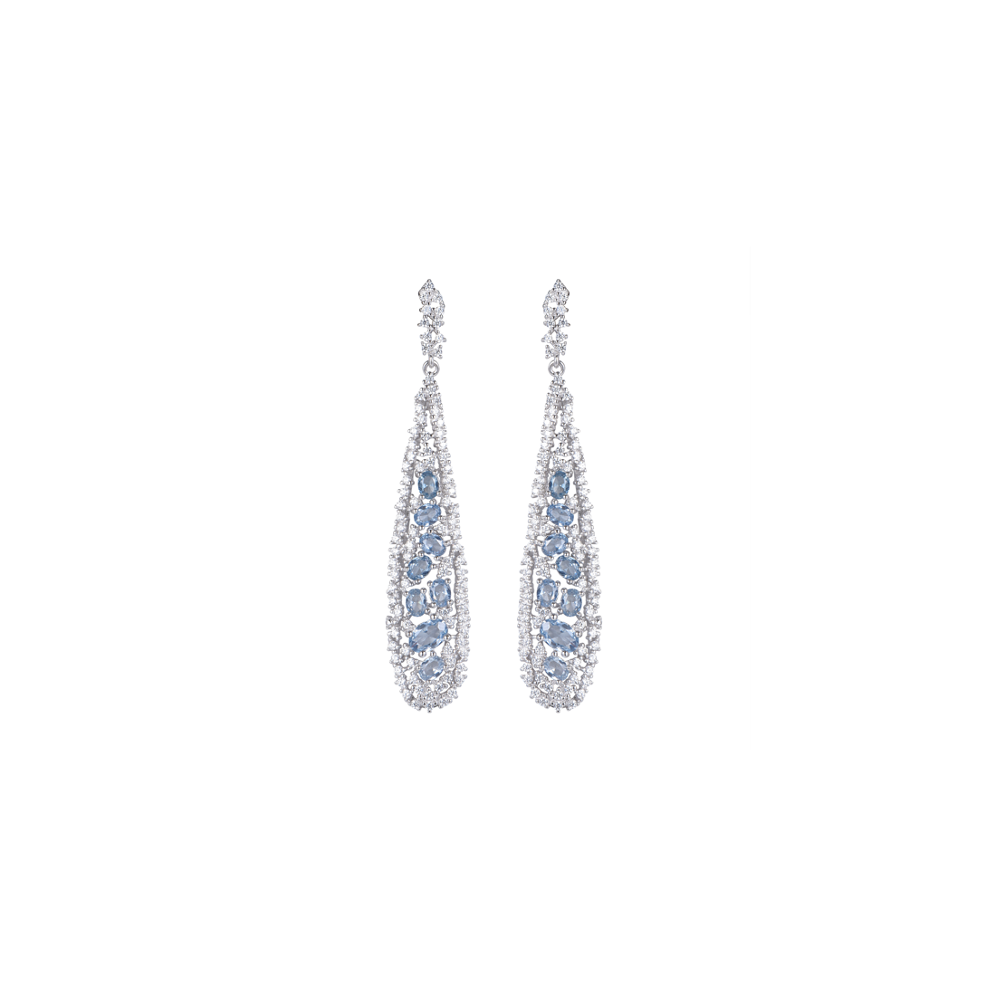 Una pieza atemporal, los pendientes Pacific con refinadas y sutiles 8 gemas centrales en talla ovalada en color agua marina completando la pieza encontramos circonitas blancas en talla circular, estos pendientes aportan un toque de elegancia a cualquier look