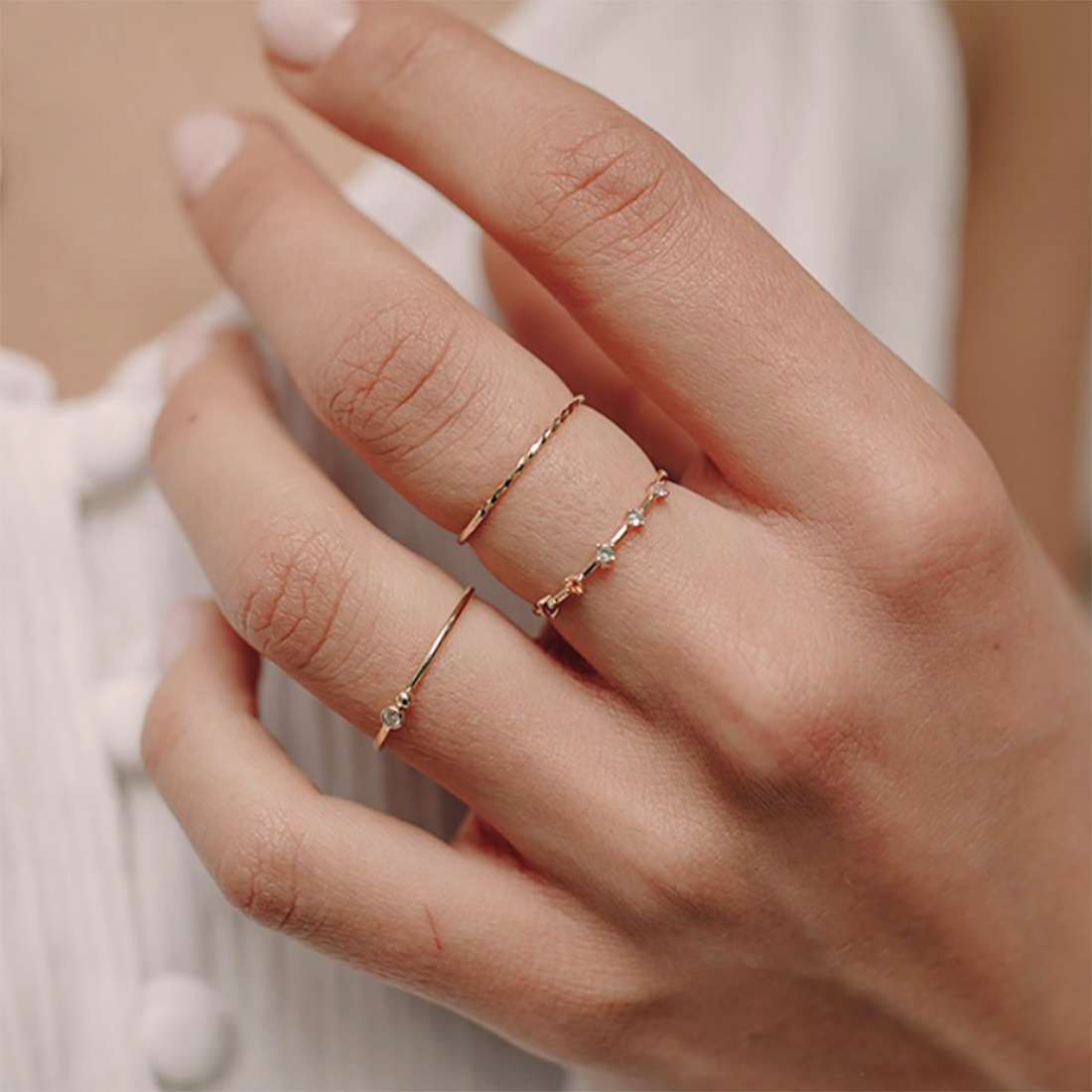 Delicadas gemas semi-preciosas en 5 tonos componen este sutil anillo, esta realizado en plata de 1ª Ley 925 bañado en oro amarillo de 18 Ktes. Dando como resultado un delicado diseño del anillo crux.