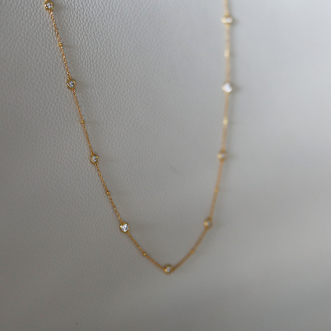 sibela-studio-collar-mari-oro-amarillo-circonitas-blancas-collar-largo-sibela-studio-coleccion-zahara