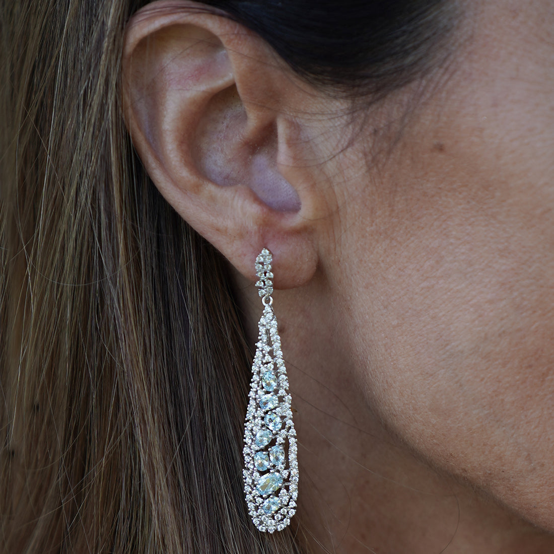 Sibela Studio pendientes Pacific largos realizado en plata de 1ª ley 925 milésimas acabados con un baño de rodio circonitas en azul claro y blanco