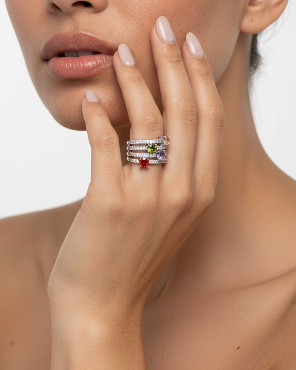 Anillo Persidas con combinación de circonitas y piedras de colores en diseño atemporal