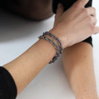 La Pulsera Bagheera de Sibela Studio es una obra maestra de armonía cromática. Con una paleta cuidadosamente seleccionada de rosa, violeta y naranja, esta pieza encapsula la esencia de la elegancia moderna y la sofisticación vibrante.