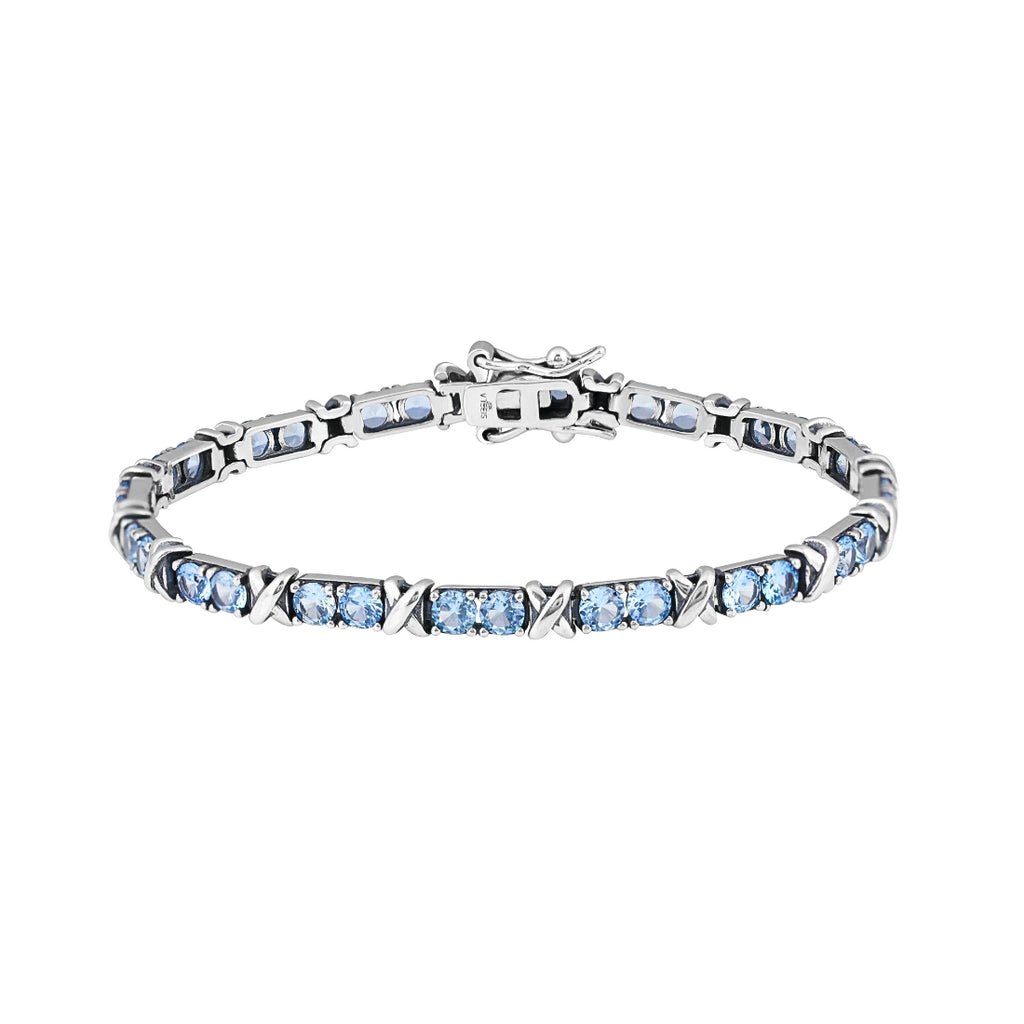 La Pulsera Noctis es una declaración de elegancia en la oscuridad. Con un acabado en negro y piedras azules, esta joya evoca la intriga y la belleza cautivadora de la noche estrellada.  Pulsera realizada en plata de primera ley 925 milésimas, acabada con un baño de rodio en negro, proporcionando un acabado elegante y sutil. Engasta piedras de 3 milímetros en tono azul agua marina.