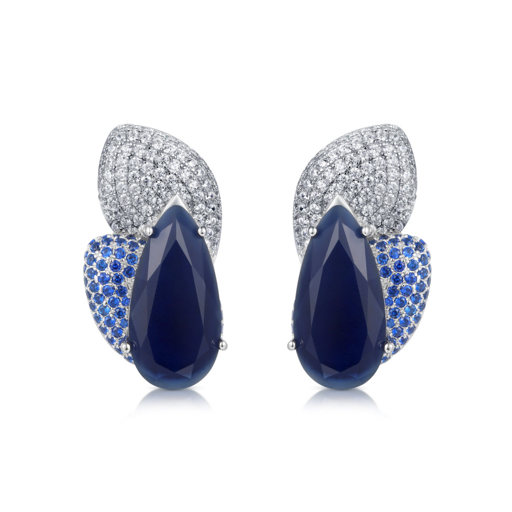 Pendientes 'Epoc' elegantes y versátiles con piedra central en talla gota de azul zafiro. Fabricados en plata de primera ley 925 milésimas con baño de rodio. Diseño cómodo para uso diario o eventos especiales."   Pendientes, Epoc, elegantes, versátiles, azul zafiro, plata, ley 925, rodio, cómodo, eventos especiales.