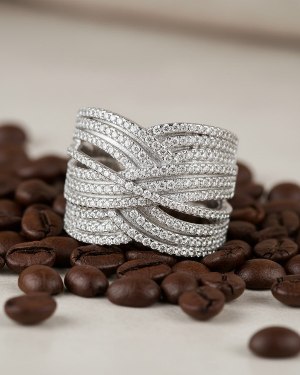 Anillo ROLA de la colección After The Yes en plata 925 con piedras blancas.