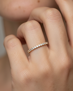 Alianza elegante con circonitas en talla redonda y acabado en oro amarillo de 18k, perfecta para llevar sola o combinar.