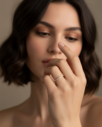 Alianza delicada con múltiples circonitas blancas que aportan brillo sutil, acabado en oro amarillo de 18k y estilo minimalista.