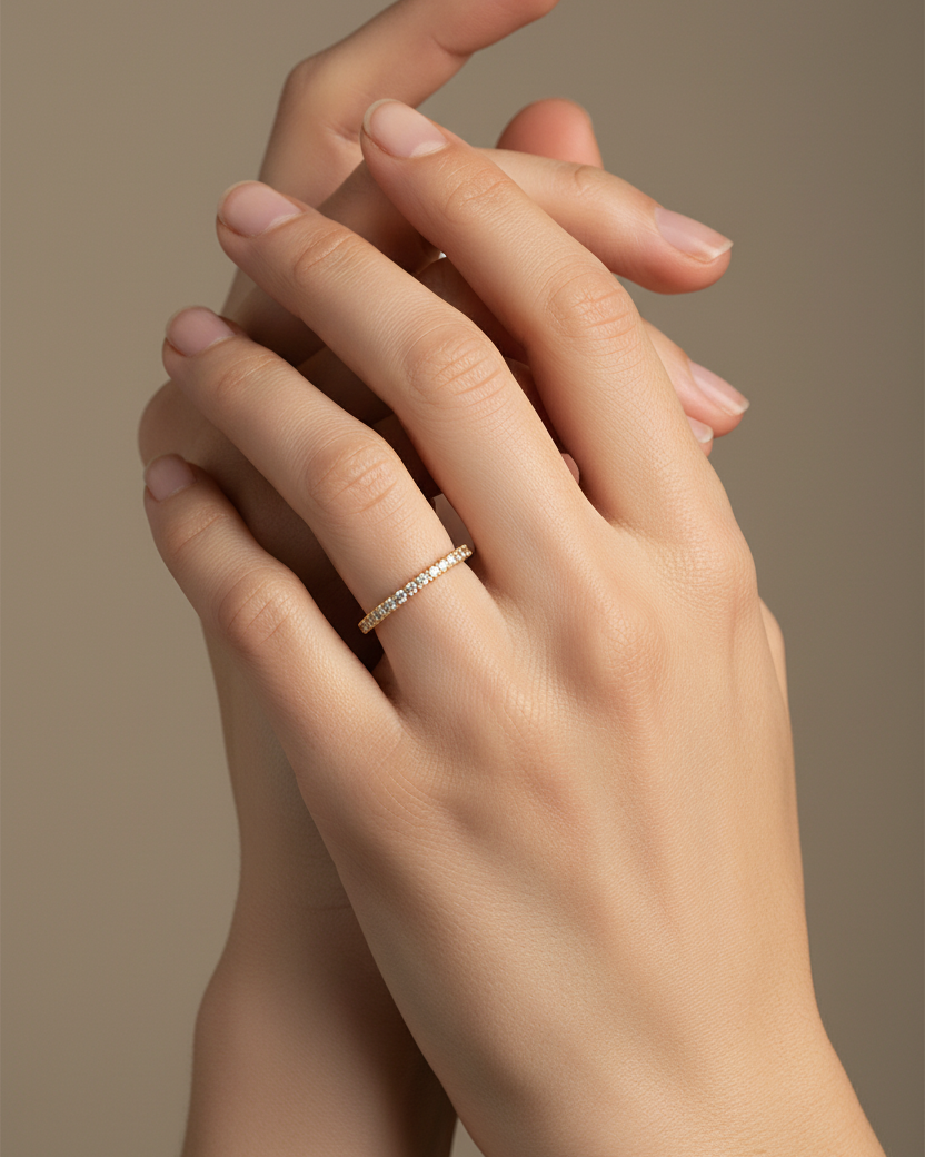 Alianza sutil con circonitas blancas y acabado en oro amarillo, perfecta para un estilo elegante y discreto.