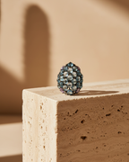 Anillo de diseño original para mujer con piedras lavanda, aguamarina y blancas.