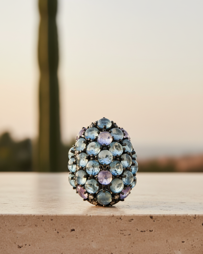 Detalle del anillo Atlantic con gemas en talla circular de 4 milímetros.