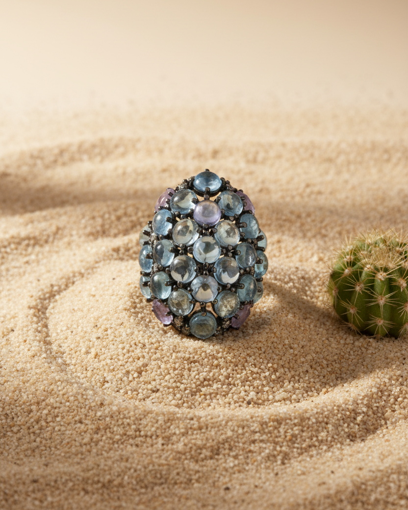 Anillo Atlantic de joyería de diseño español con combinación de piedras de colores.