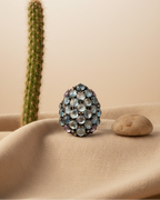 Anillo Atlantic con piedras circulares lavanda, aguamarina y circonitas blancas.