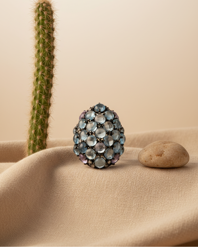 Anillo Atlantic con piedras circulares lavanda, aguamarina y circonitas blancas.