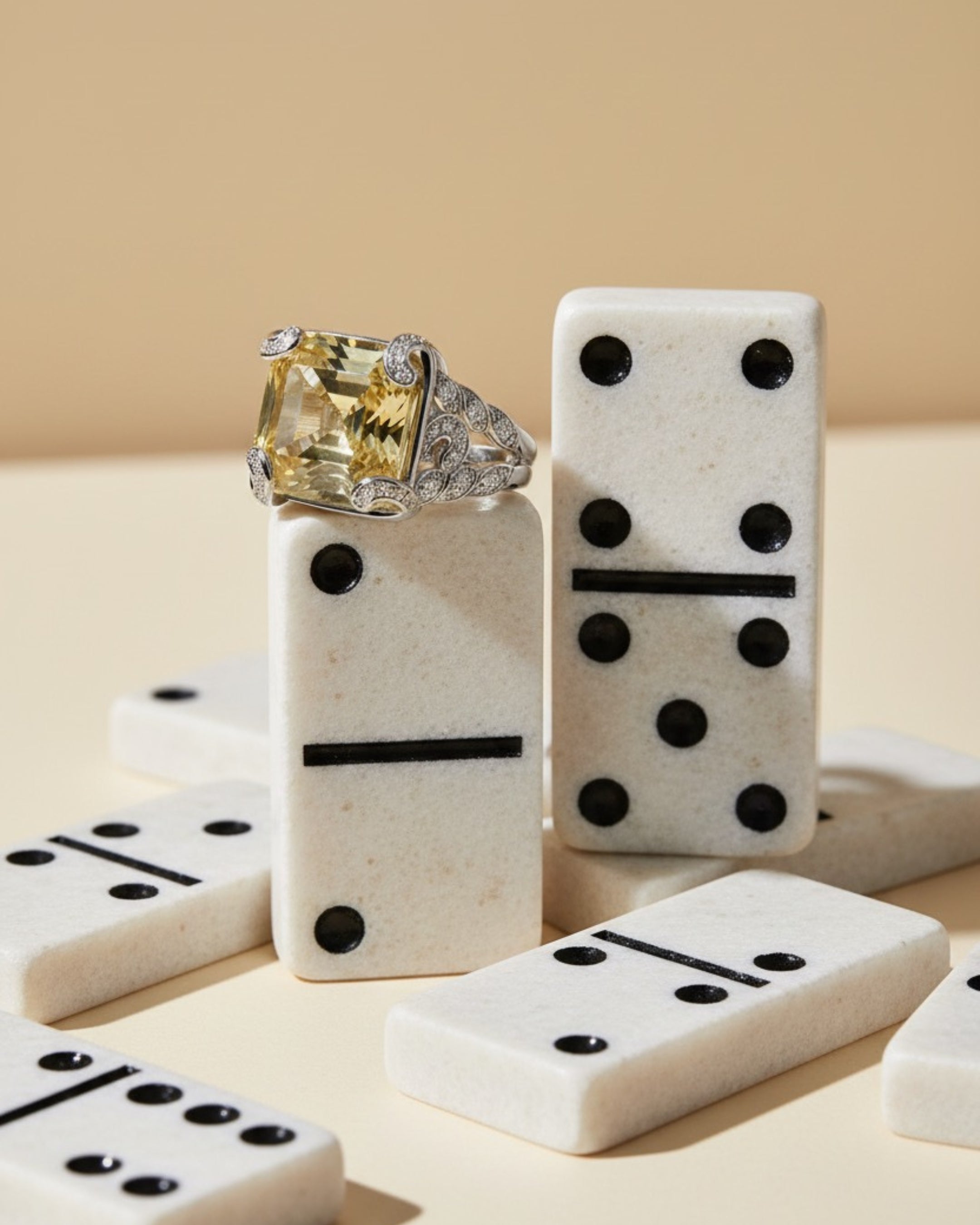 Detalle del brazo del anillo Bett decorado con pequeñas piedras blancas que aportan brillo y sofisticación.