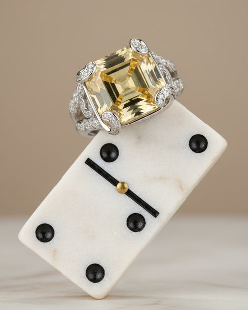 Anillo Bett con piedra central amarilla de gran tamaño y detalles brillantes en el brazo que aportan luz y elegancia al diseño.