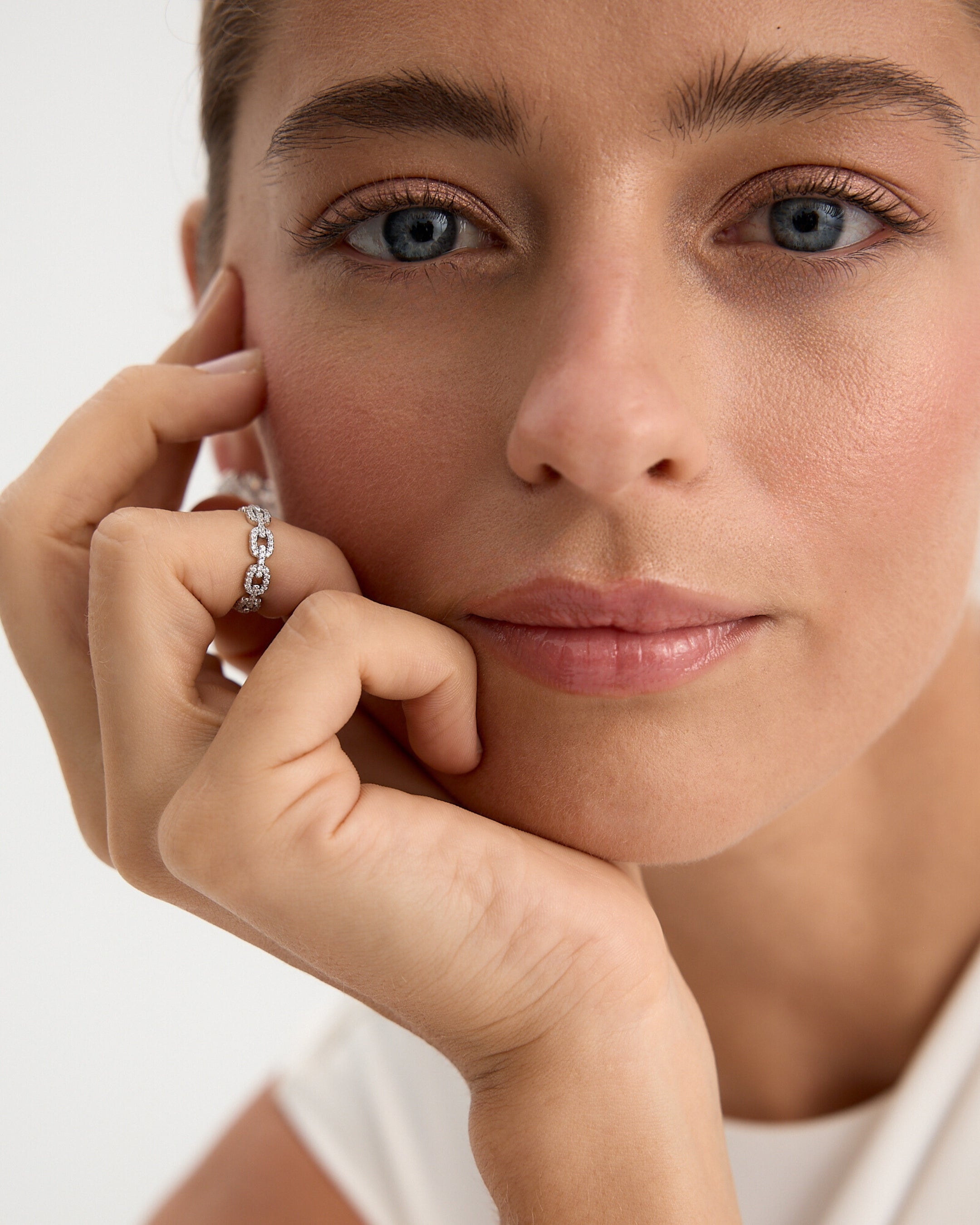 Anillo brillante estilo vintage con diseño femenino y elegante de Sibela Studio.