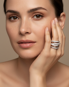 Anillo brillante para mujer inspirado en la espuma marina y acabado en oro rosa de 18 kts.