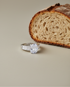 Anillo brillante de Sibela Studio con piedra central luminosa y acabado sofisticado.
