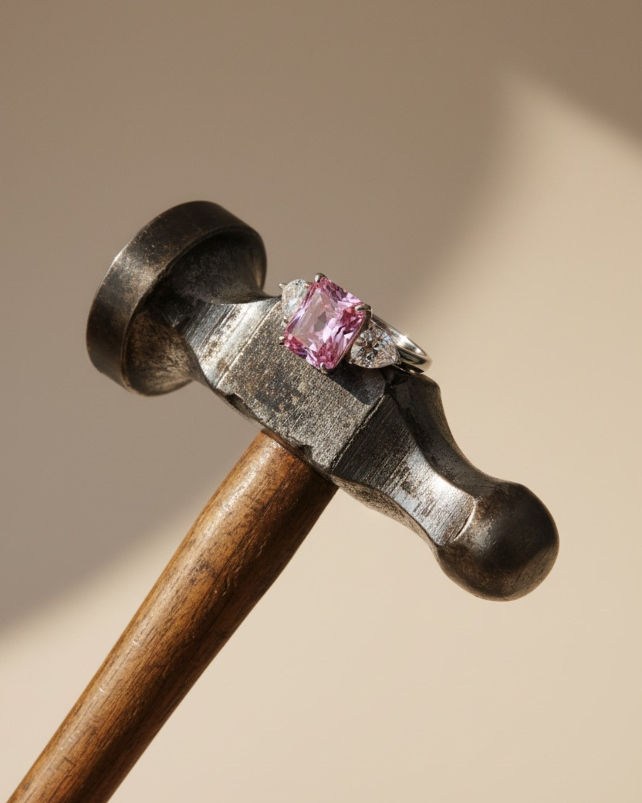 Anillo Caliche de la colección After The Yes en plata 925 fotografiado en bodegón minimalista.