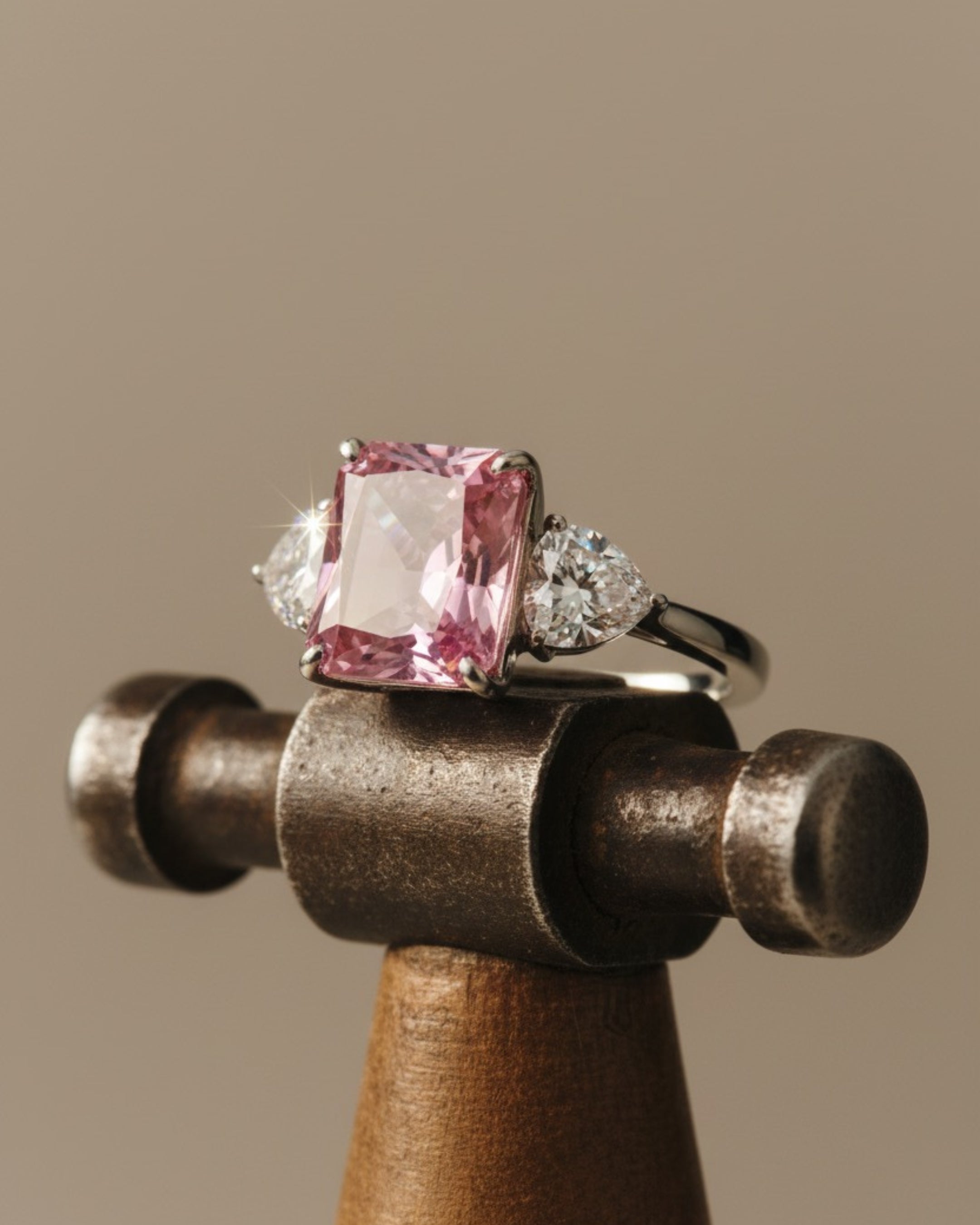 Detalle del anillo Caliche en plata 925 con brillo natural en composición de bodegón.