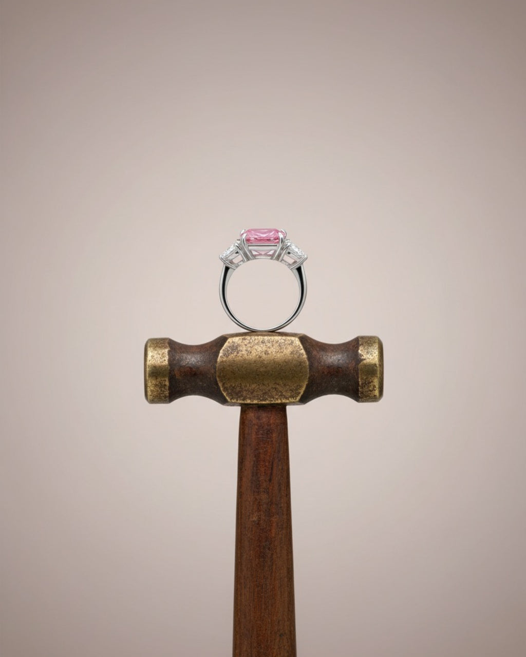 Perfil del anillo Caliche en plata 925 capturado en fotografía de bodegón elegante.