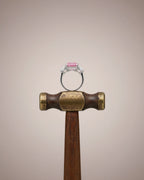 Perfil del anillo Caliche en plata 925 capturado en fotografía de bodegón elegante.