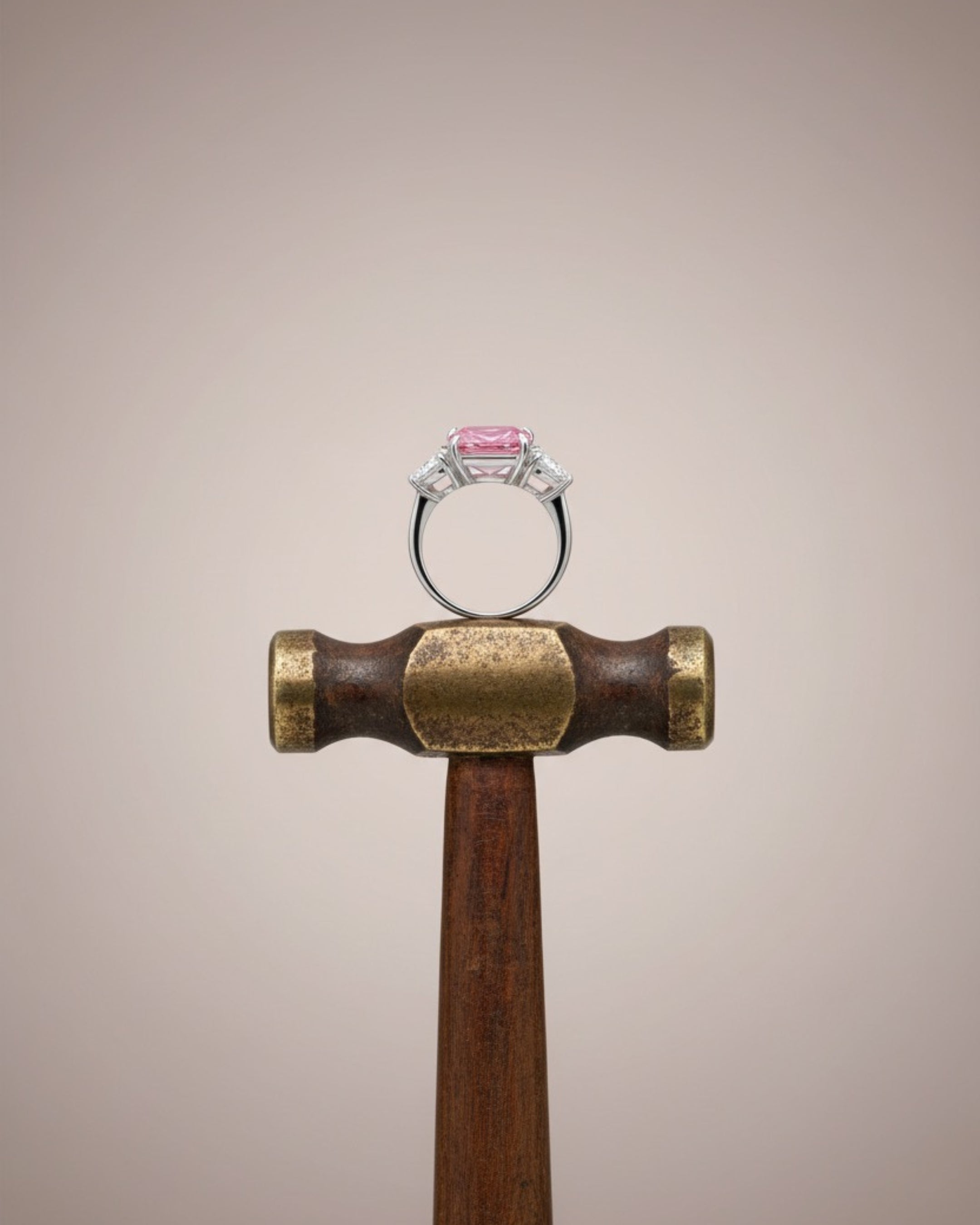 Perfil del anillo Caliche en plata 925 capturado en fotografía de bodegón elegante.