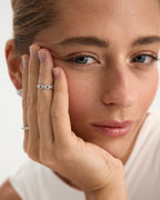 Detalle del anillo Charleston con delicadas circonitas blancas y acabado luminoso en rodio blanco.