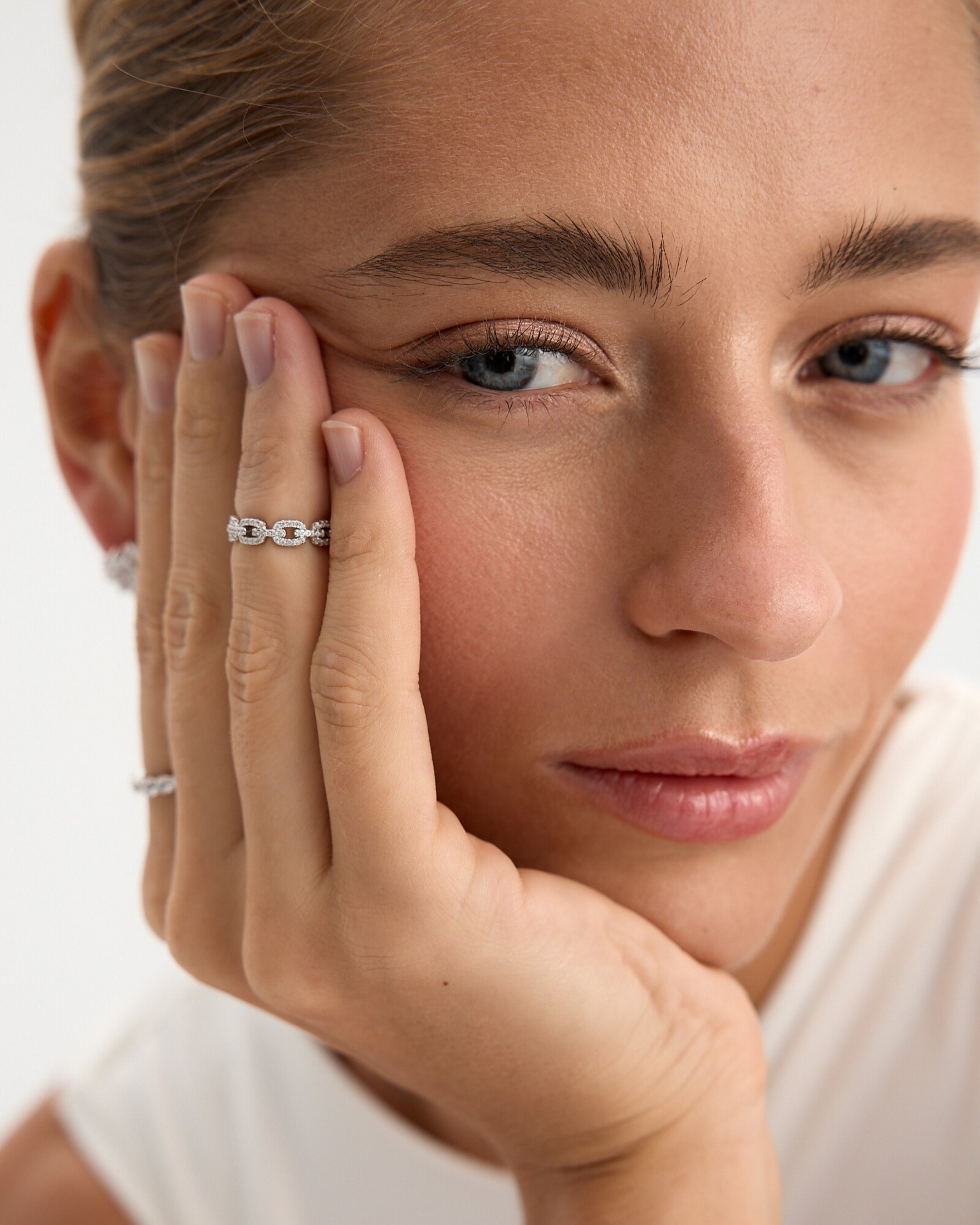 Detalle del anillo Charleston con delicadas circonitas blancas y acabado luminoso en rodio blanco.