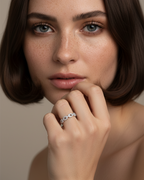 Detalles luminosos del anillo Charleston con acabado elegante en rodio blanco.
