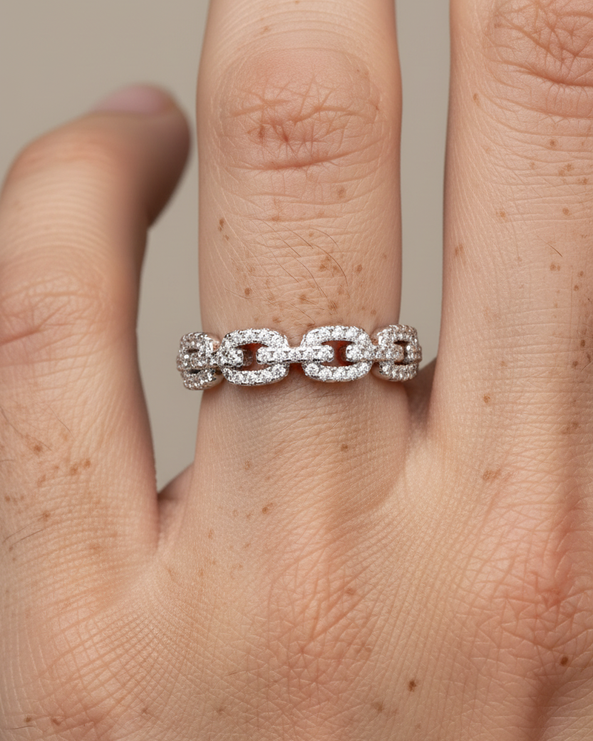 Anillo Charleston con pequeñas circonitas blancas y estructura de eslabones refinada.