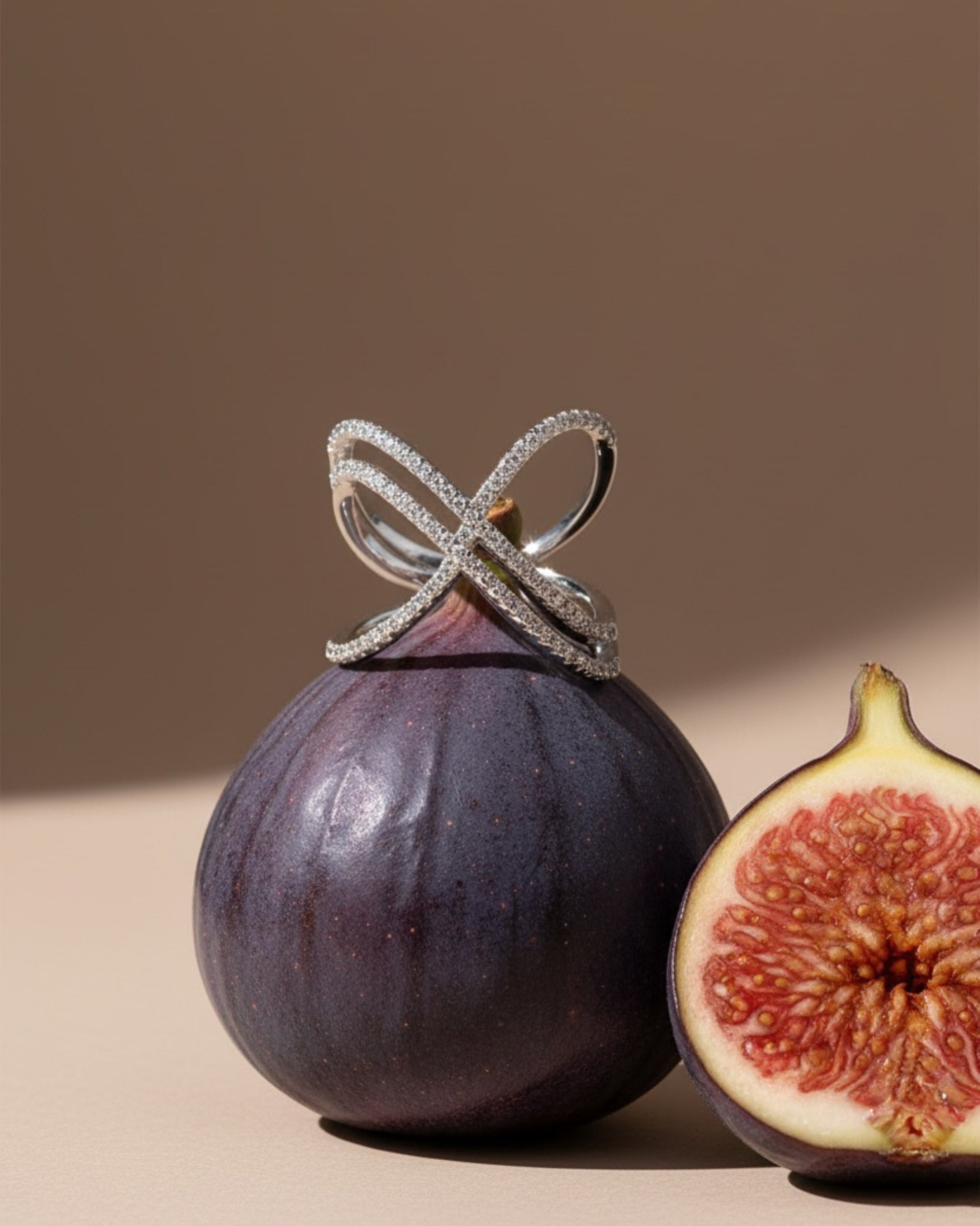 Anillo Geminidas con múltiples circonitas blancas en talla circular y acabado en rodio