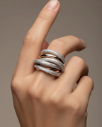 Anillo acabado en oro rosa con circonitas blancas en talla circular y diseño femenino inspirado en el mar.