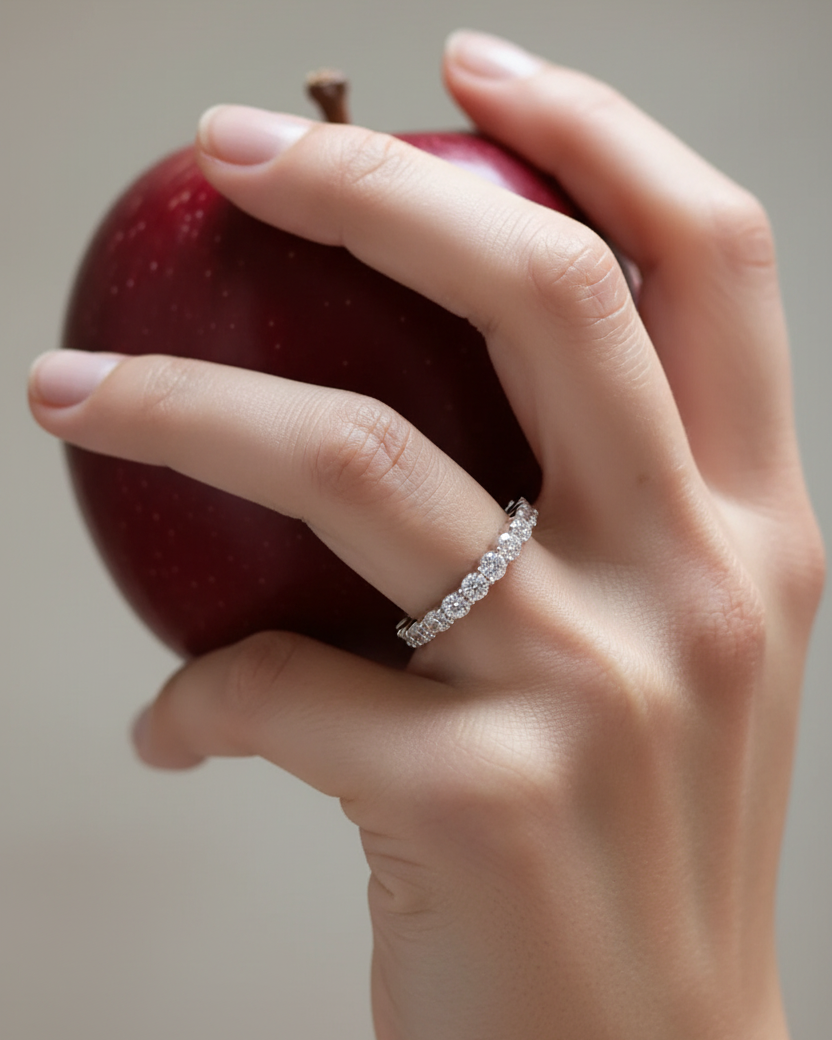 Anillo de circonitas blancas Tess con acabado en rodio. Una joya clásica que aporta luz, elegancia y sofisticación.