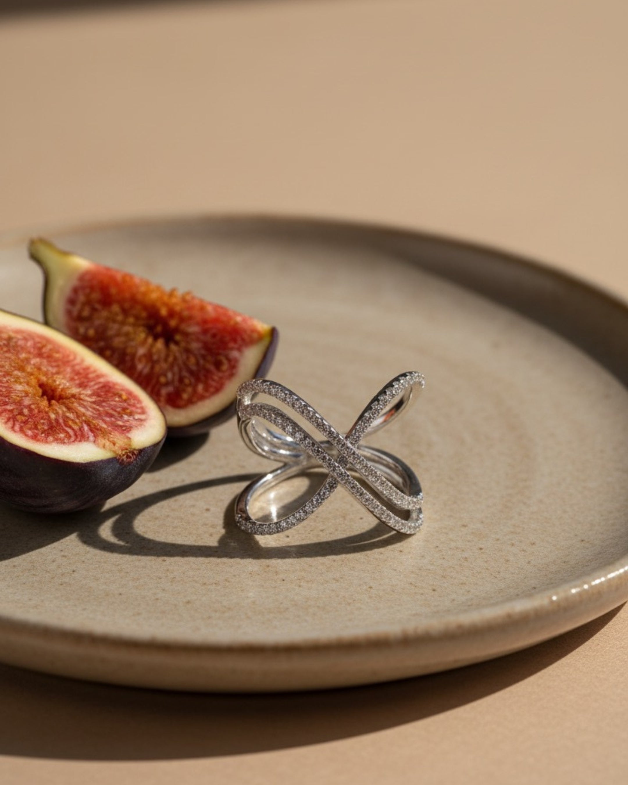 Anillo Geminidas con circonitas blancas de 1 mm en talla circular.