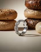 Anillo contemporáneo con esencia vintage y diseño delicado de Sibela Studio.