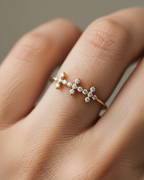 Anillo con diseño moderno de cruces en circonitas blancas y acabado en oro amarillo de 18 kt.