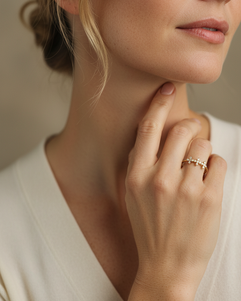 Anillo con pequeñas cruces de circonitas blancas y acabado en oro amarillo de 18 kt, ideal para uso diario.