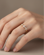 Anillo de estilo sutil con tres cruces y circonitas blancas, acabado en oro amarillo de 18 kt.