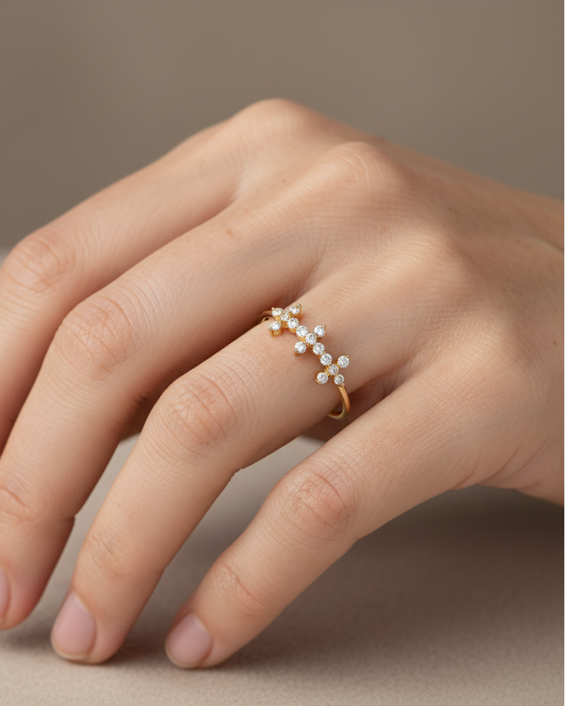 Anillo de estilo sutil con tres cruces y circonitas blancas, acabado en oro amarillo de 18 kt.