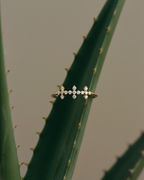 Anillo con luz delicada gracias a sus circonitas blancas en forma de cruces, acabado en oro amarillo.