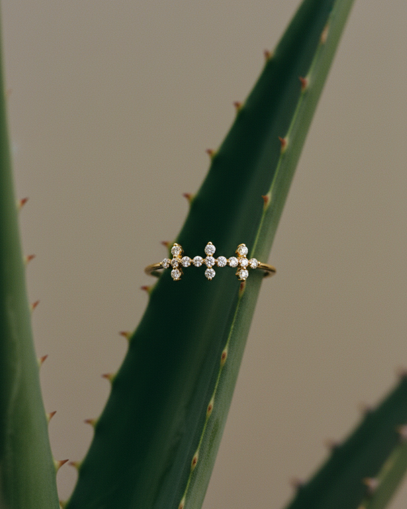 Anillo con luz delicada gracias a sus circonitas blancas en forma de cruces, acabado en oro amarillo.