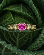 Anillo Cyca con piedra central amatista y detalles en tonos verdes que aportan color y elegancia.