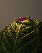 Anillo Cyca con combinación de amatista y tonos verdes que aporta un estilo elegante y sofisticado.