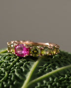 Anillo Cyca con piedras en degradado en tonos peridot y amatista que crean un diseño armonioso.