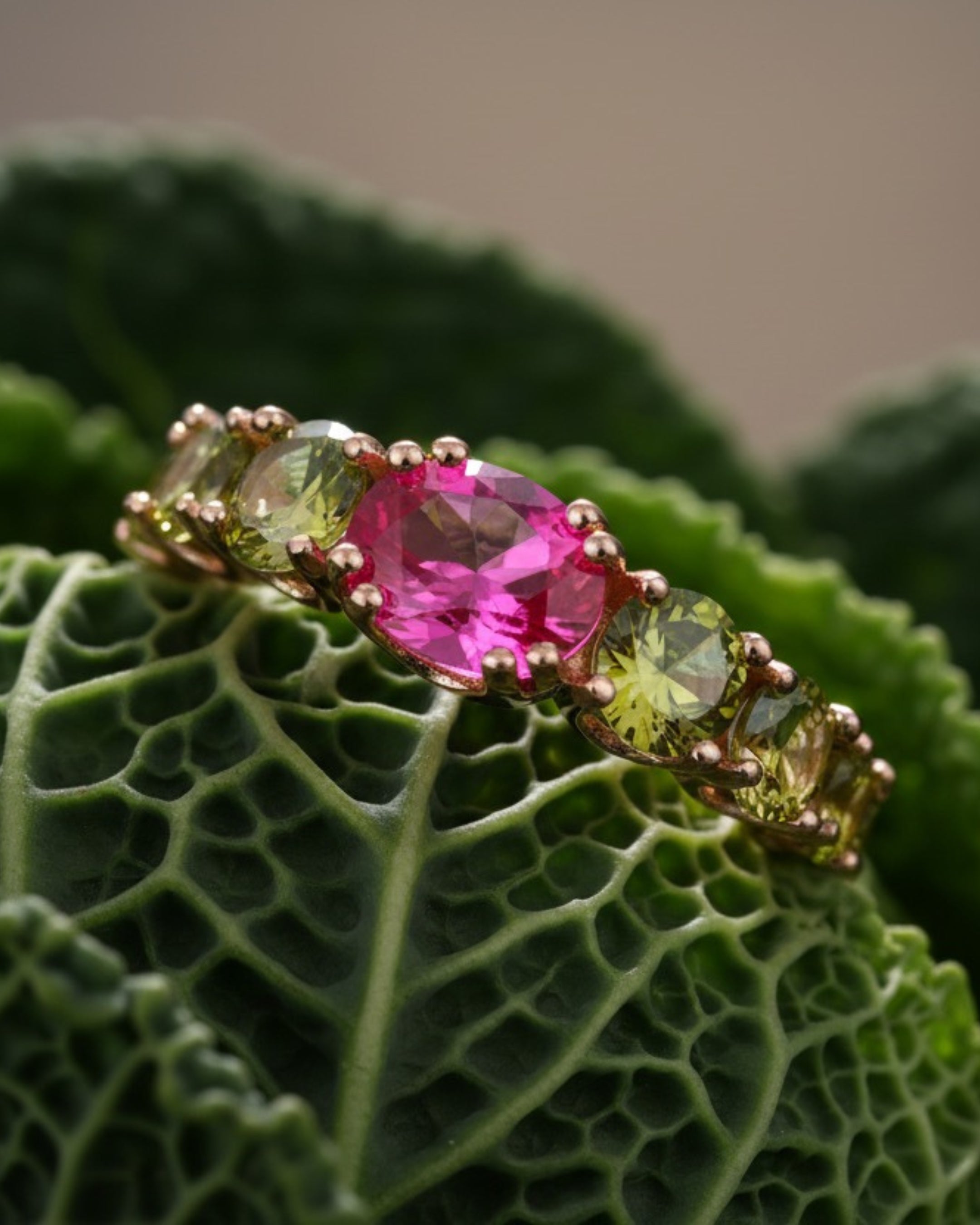 Anillo Cyca de Sibela Studio con amatista central y piedras en tonos peridot que aportan brillo y color.