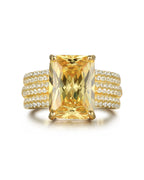 Anillo Deco en plata de ley 925 con baño de oro amarillo de 18kts y piedra principal de 10x14 mm en talla princesa, inspirado en el estilo geométrico del Art Decó