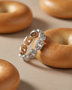 Anillo delicado para dedo meñique con circonitas blancas y acabado sofisticado.
